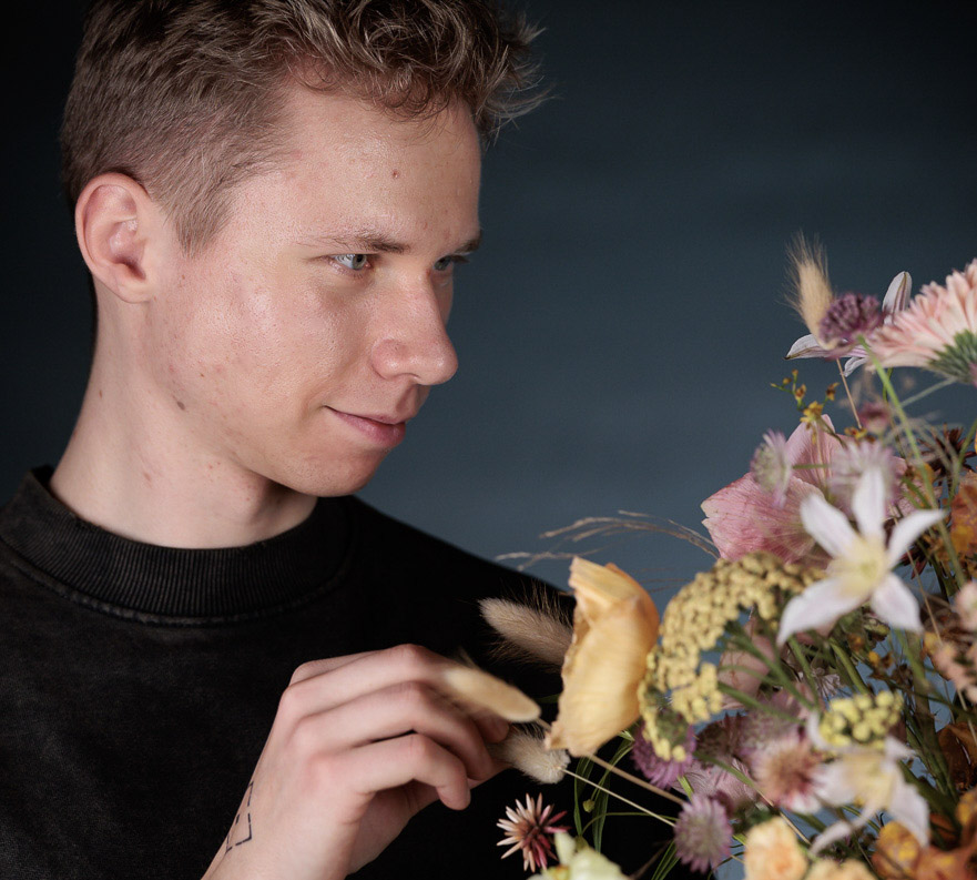 Levitating bouquet